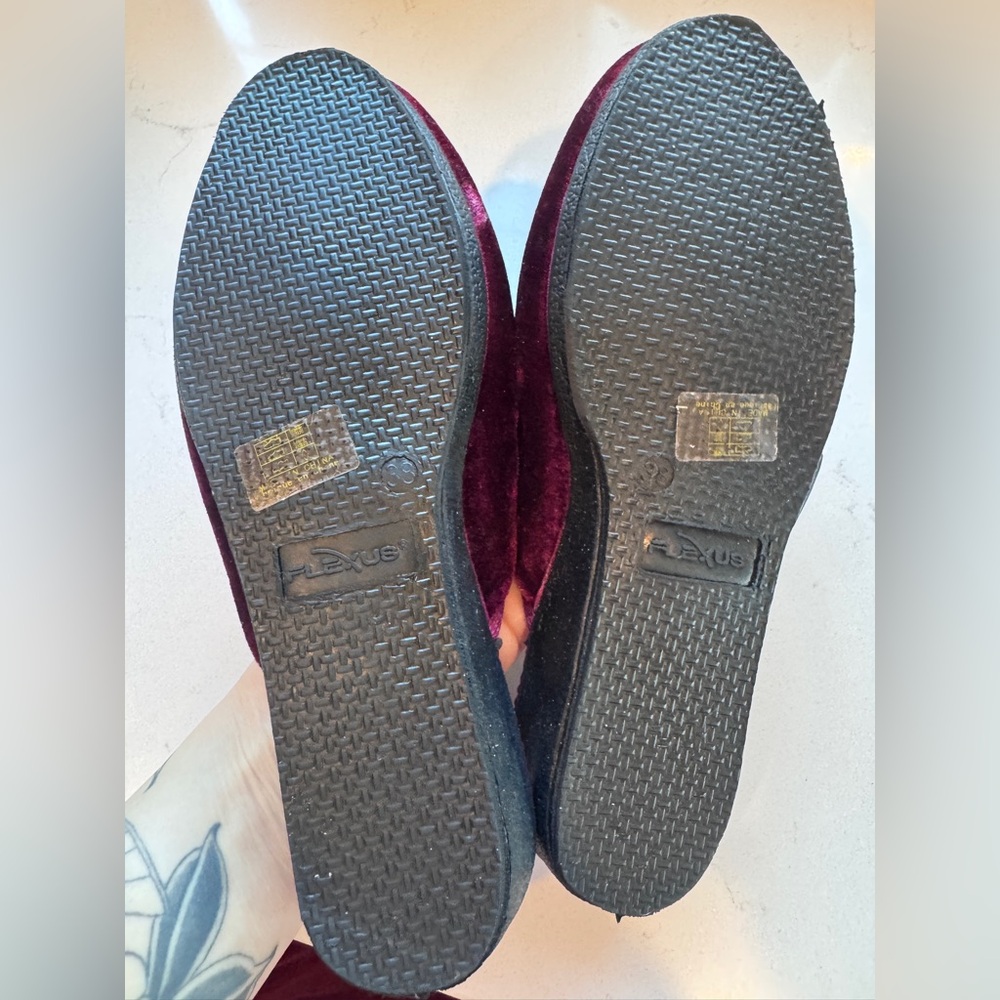 BRAND NEW FLEXUS Josie Slippers size 38
Women US 7.5-8 - Picture 9 of 12